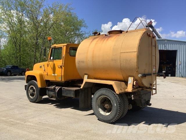Ford L8000 Wassertanker