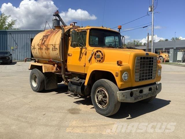 Ford L8000 Wassertanker