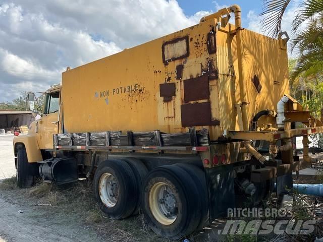 Ford LT8000 Wassertanker