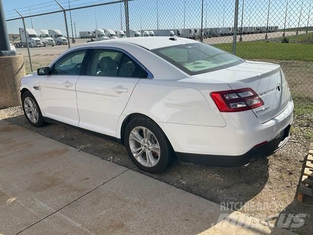 Ford Taurus PKWs