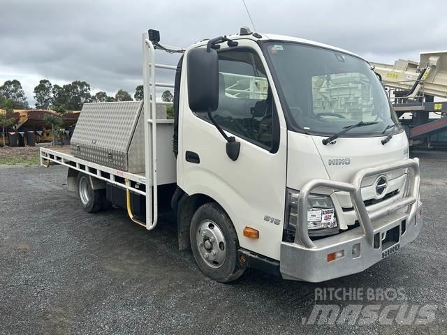 Hino 300 Pritschenwagen/Pritschenwagen mit Seitenklappe