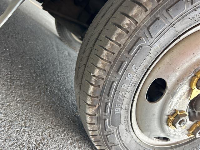 Isuzu NLR Pritschenwagen/Pritschenwagen mit Seitenklappe