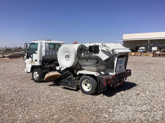 Isuzu NPR Kehrmaschine