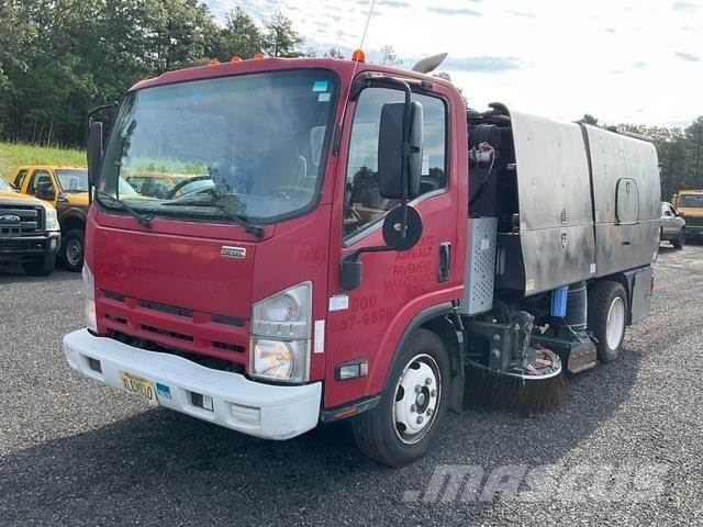 Isuzu NRR Kehrmaschine