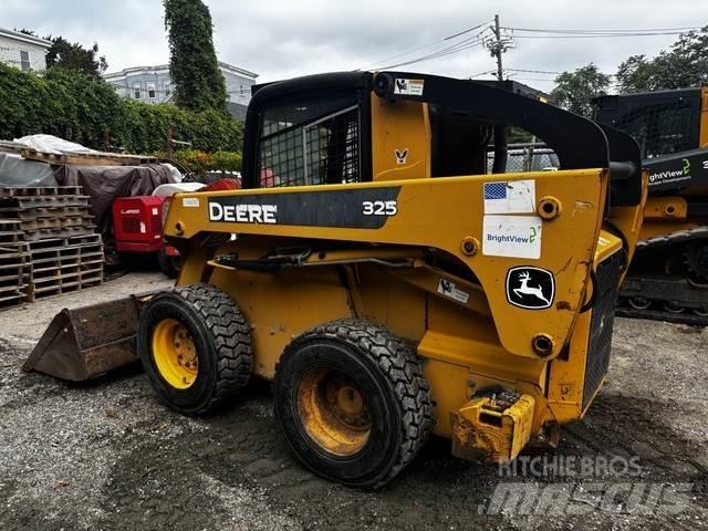 John Deere 325 Kompaktlader