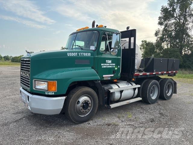 Mack CH613 Pritschenwagen/Pritschenwagen mit Seitenklappe