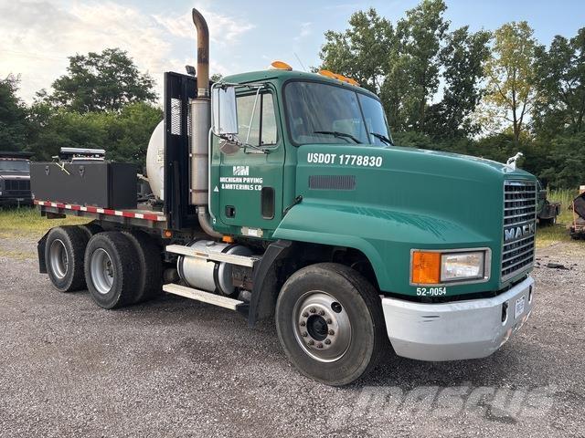 Mack CH613 Pritschenwagen/Pritschenwagen mit Seitenklappe