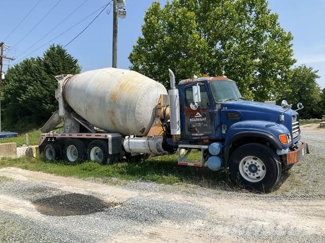 Mack CV713 Andere Fahrzeuge