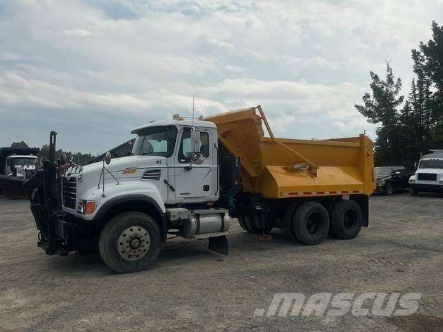 Mack CV713 Schneeschilde und -pflüge