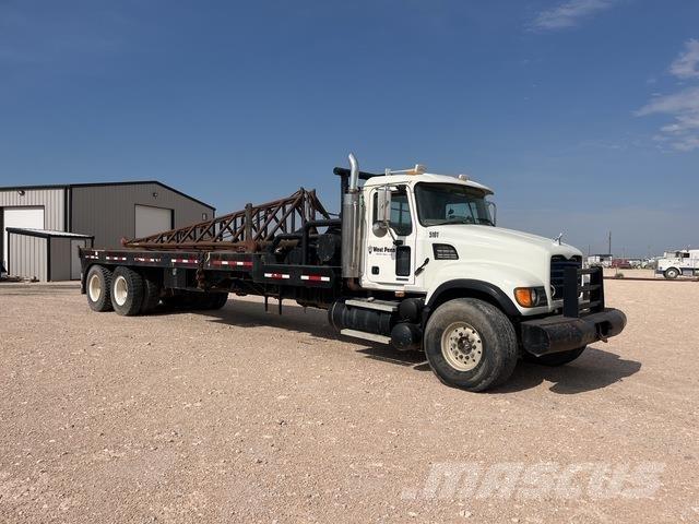 Mack CV713 Pritschenwagen/Pritschenwagen mit Seitenklappe