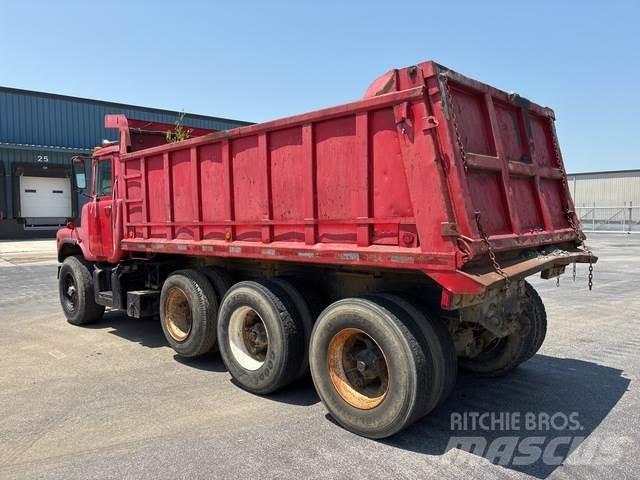 Mack DM685 Kipper