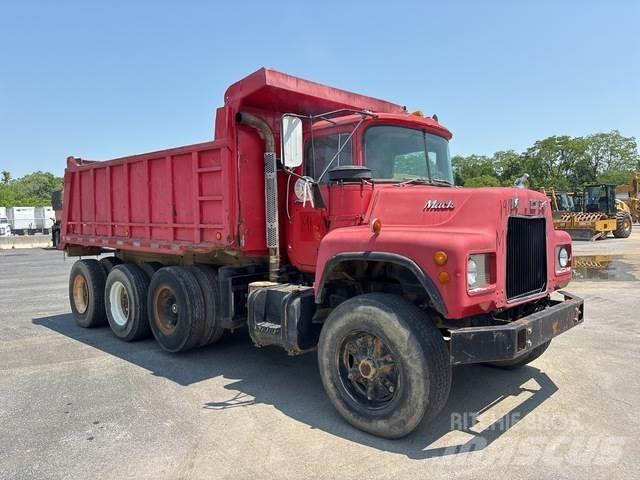 Mack DM685 Kipper