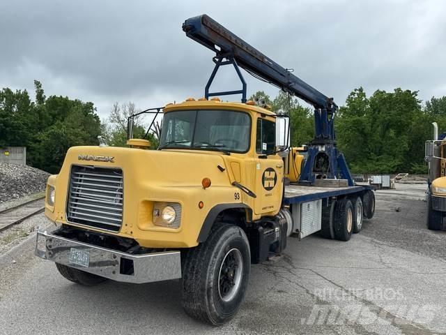 Mack DM688S Andere Fahrzeuge
