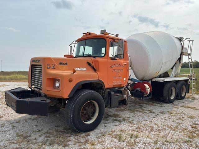 Mack DM690 Wassertanker