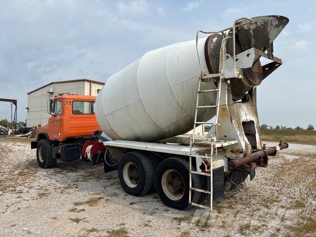 Mack DM690 Wassertanker