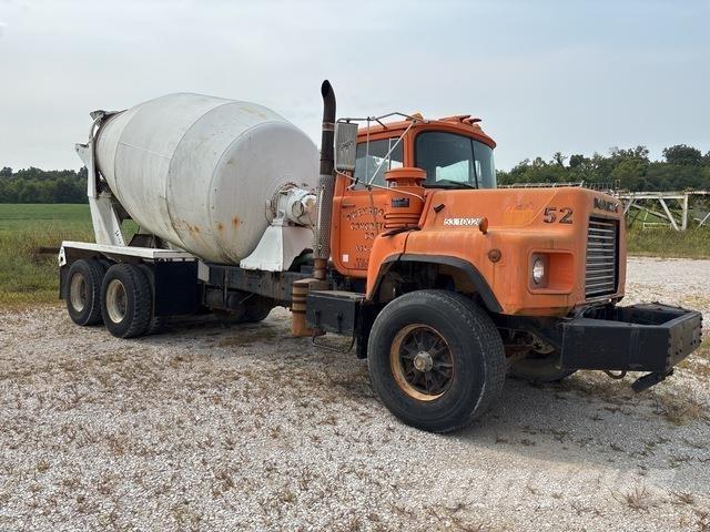 Mack DM690 Wassertanker
