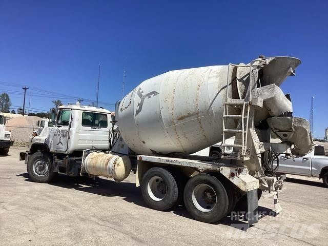 Mack DM690S Andere Fahrzeuge