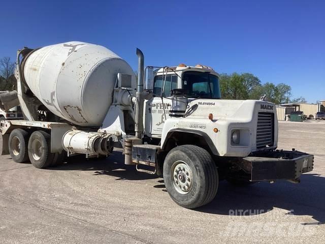 Mack DM690S Andere Fahrzeuge