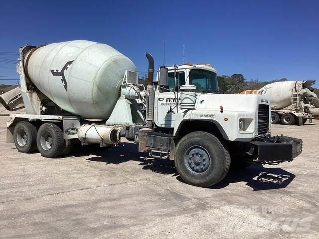 Mack DM690S Andere Fahrzeuge