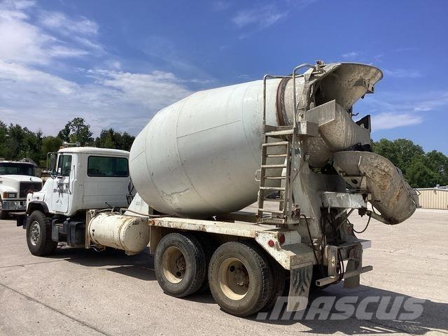 Mack DM690S Andere Fahrzeuge