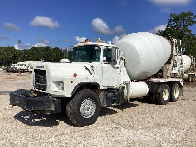 Mack DM690S Andere Fahrzeuge