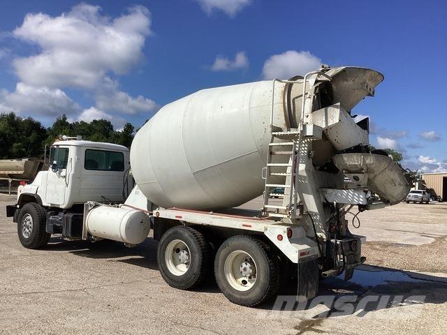 Mack DM690S Andere Fahrzeuge