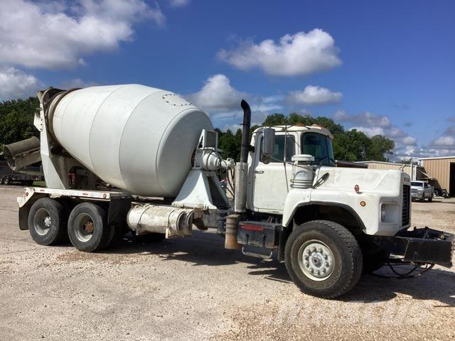Mack DM690S Andere Fahrzeuge