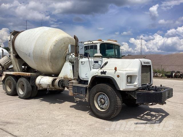 Mack DM690S Andere Fahrzeuge