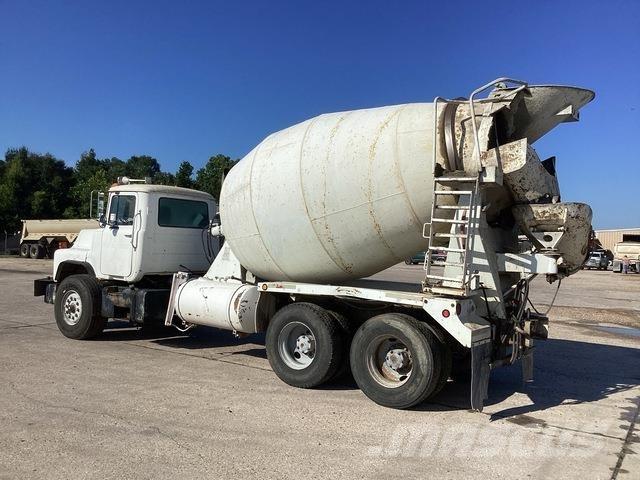 Mack DM690S Andere Fahrzeuge