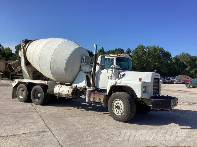 Mack DM690S Andere Fahrzeuge