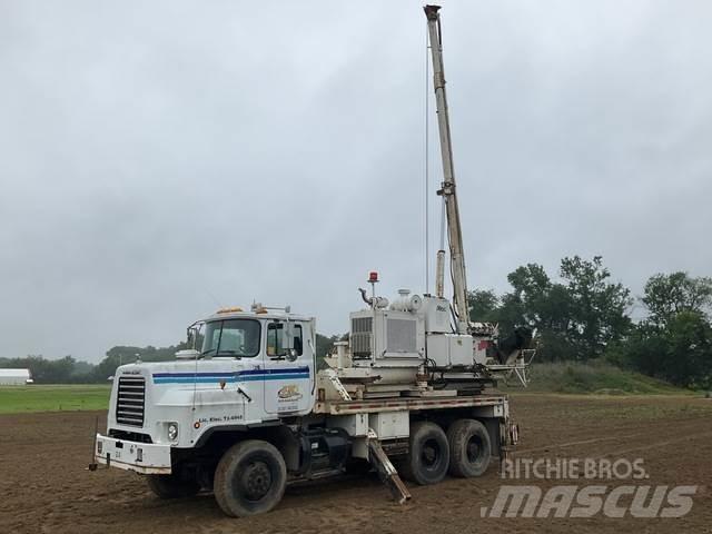 Mack DMM6906S Fahrzeug mit mobiler Bohranlage