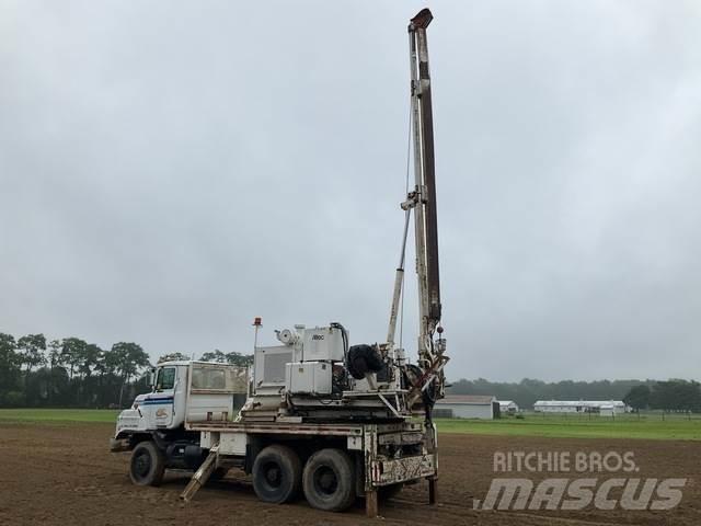 Mack DMM6906S Fahrzeug mit mobiler Bohranlage
