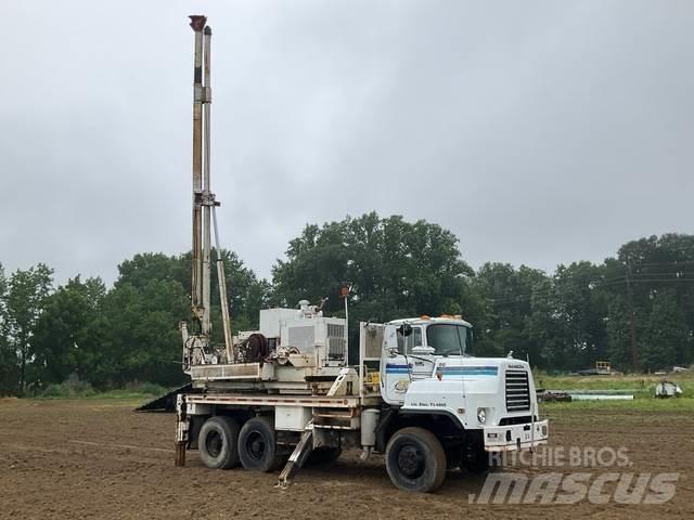 Mack DMM6906S Fahrzeug mit mobiler Bohranlage