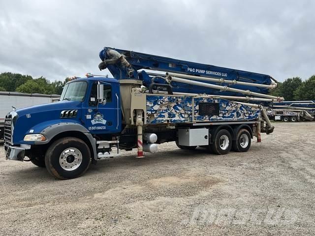 Mack GR64B Betonpumpen