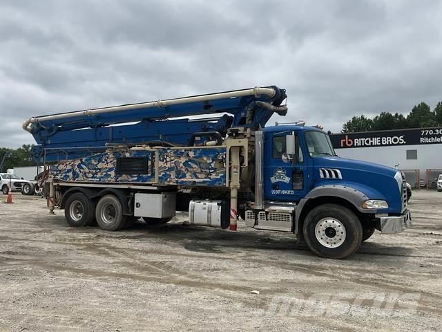 Mack GR64B Betonpumpen