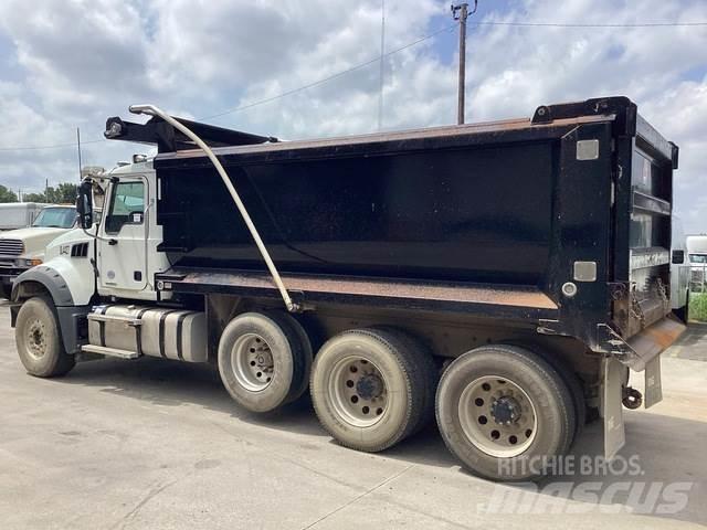 Mack GR64F Kipper