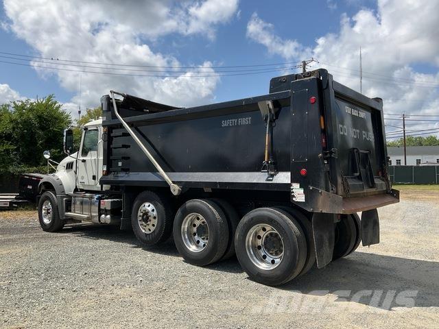 Mack GR64F Kipper