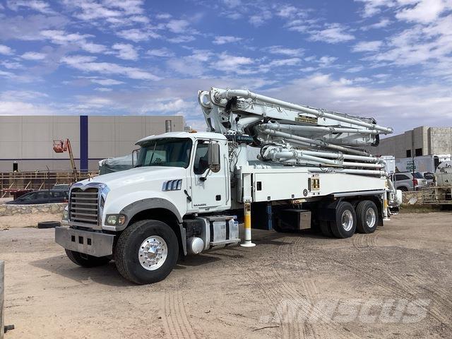 Mack GR64F Betonpumpen