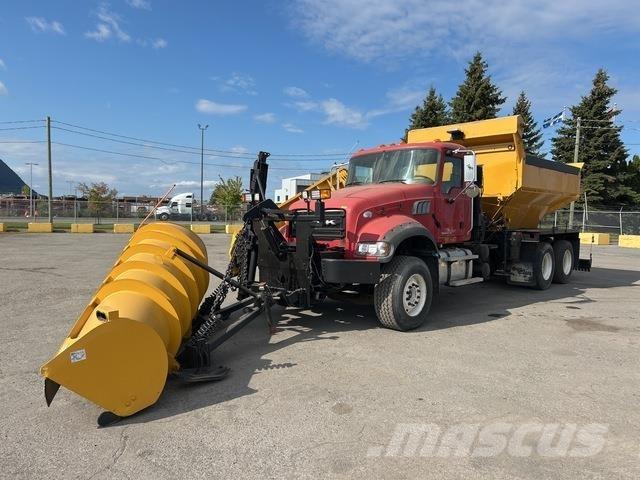 Mack GU433 Schneeschilde und -pflüge
