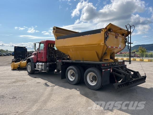 Mack GU433 Schneeschilde und -pflüge