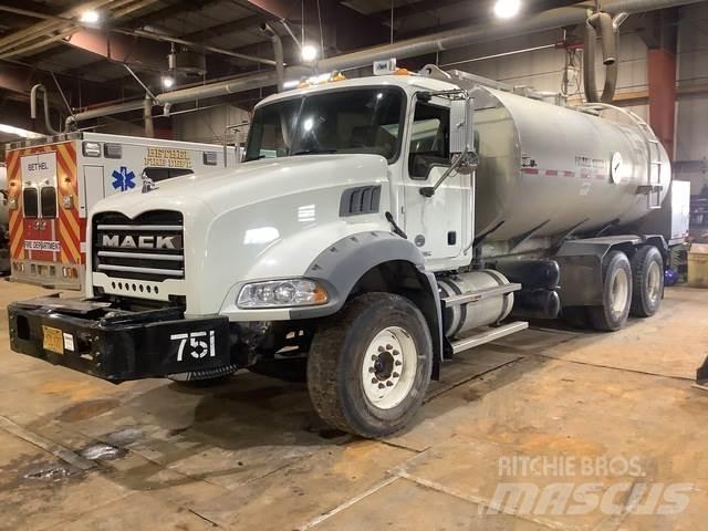 Mack GU813 Wassertanker