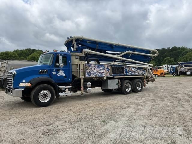 Mack GU813 Concrete pump trucks