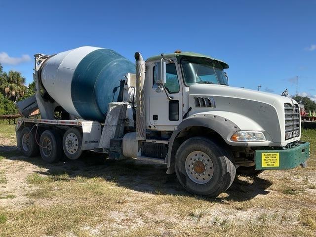 Mack GU813 Andere Fahrzeuge