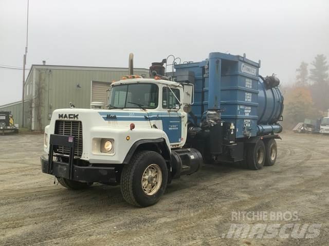 Mack RB690S Saug- und Druckwagen