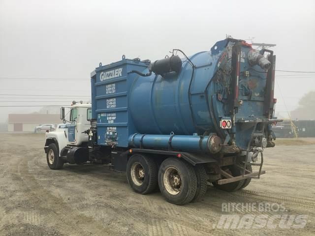 Mack RB690S Saug- und Druckwagen
