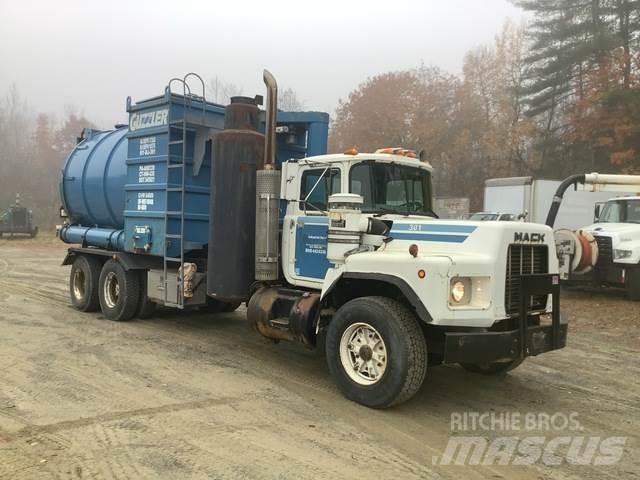 Mack RB690S Saug- und Druckwagen