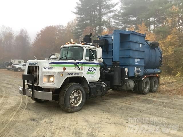 Mack RB690S Saug- und Druckwagen
