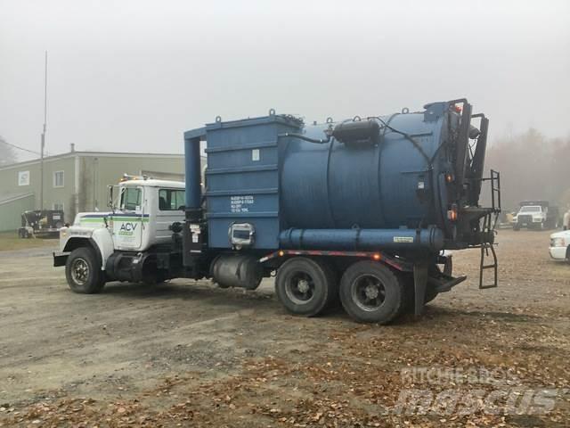 Mack RB690S Saug- und Druckwagen
