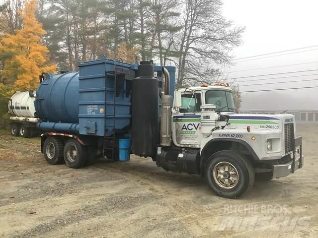 Mack RB690S Saug- und Druckwagen