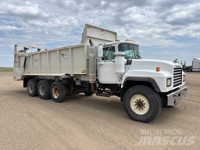 Mack RD60 Schneeschilde und -pflüge